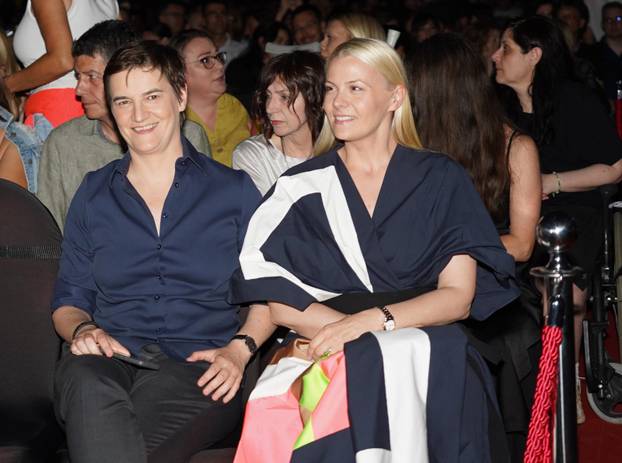 Beograd: Predsjednica Narodne Skupštine Republike Srbije Ana Brnabić s partnericom Milicom na koncertu Nica Cavea