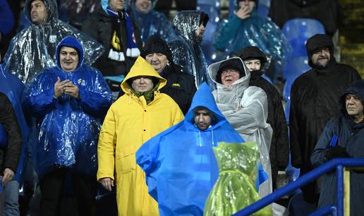 FOTO Dinamovi navija&ccaron;i pokisli zbog ki&scaron;e i rezultata. Pogledajte tu&zcaron;nu atmosferu na Maksimiru