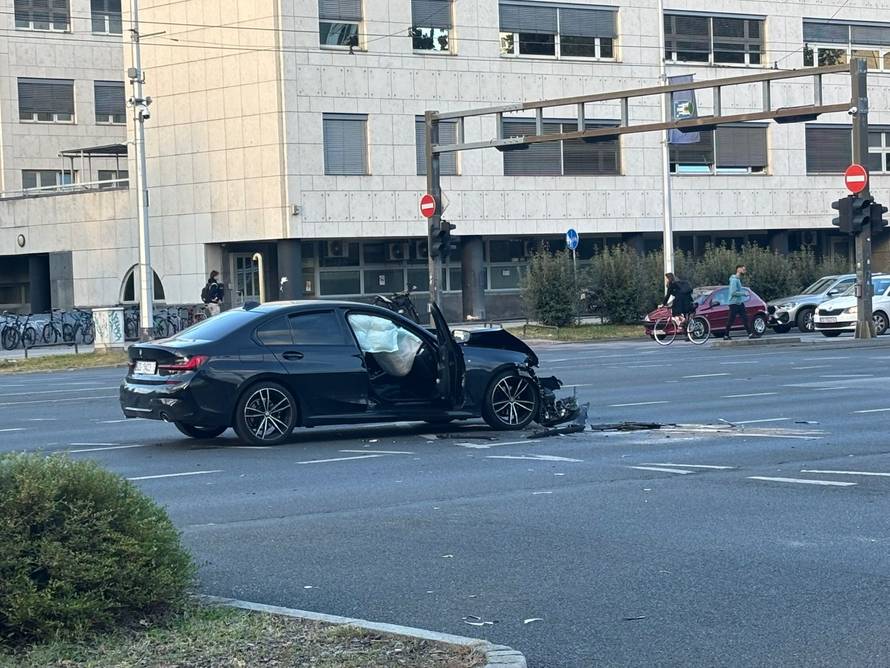 Auto završio na krovu nakon sudaru u Zagrebu: 'Stigli su i vatrogasci. Sve je puno stakla'