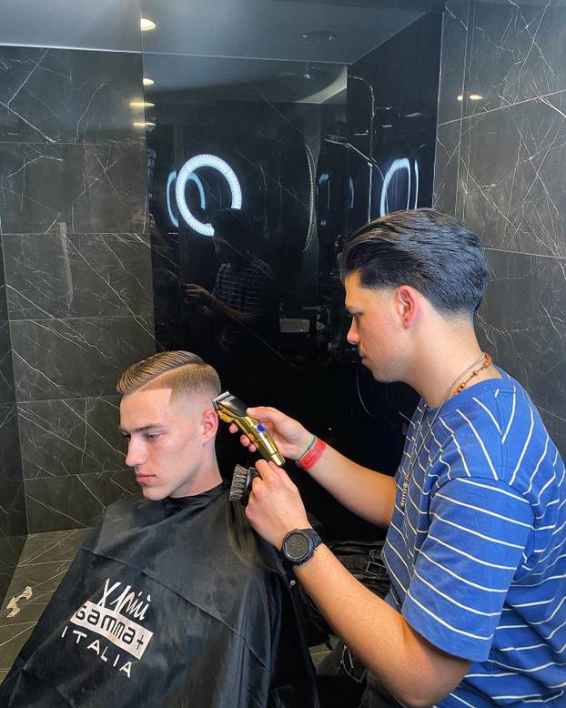 FOTO Tko je brijač 'vatrenih'? Uspio je nagovoriti Modrića na promjenu: 'Perišić? Boljelo me'