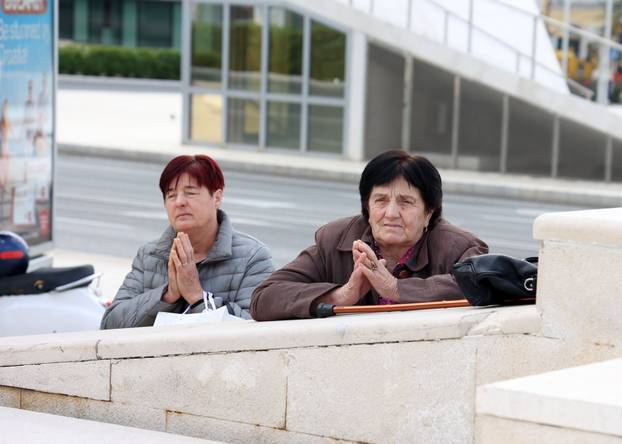 Šibenik: Molitelji krunice ispred Gradske uprave