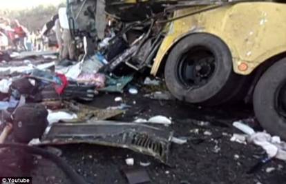 Traktor sa šlepera pao na bus: Poginulo 14 ljudi, ozlijeđeno 20
