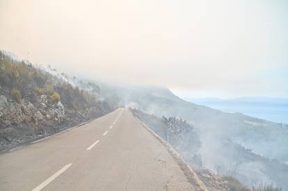 FOTO Teška noć u Tučepima: Umorni vatrogasci leže na cesti, vatra zahvatila kuće, ranč...