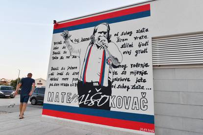 FOTO Mate Mišo Kovač dobio je svoj mural u centru Tribunja