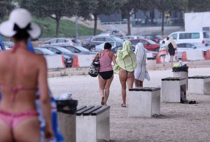 Kratki pljusak praćen vjetrom otjerao je kupače s plaže Žnjan
