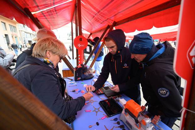 Zagreb: U okviru akcije "Majstori održivosti - sačuvaj, ne bacaj!" povodom Dana planeta Zemlje, obrtnici besplatno popravljali stvari