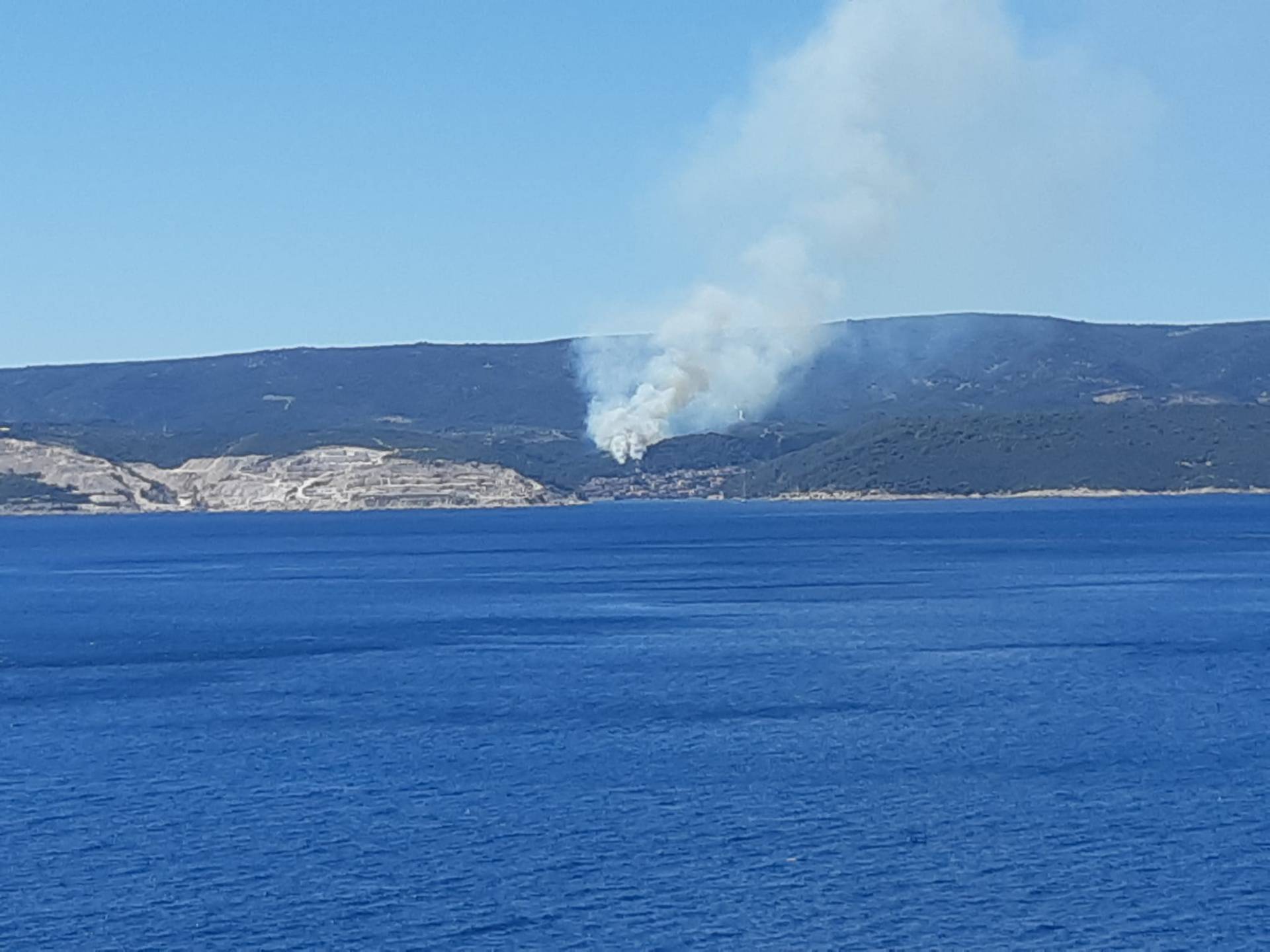 Veliki požari izbili na Braču i na Hvaru, s buktinjom se bore  sve snage s otoka, gase i kanaderi