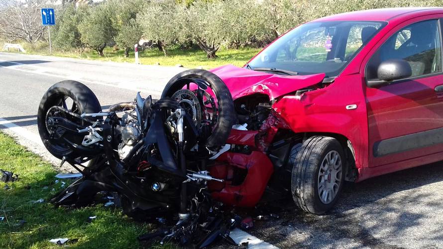 Sudarili su se auto i motocikl: Vozač motora (31) ozlijeđen