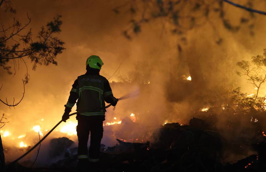 Brač:Još jedna neprospavana noć za gasitelje.