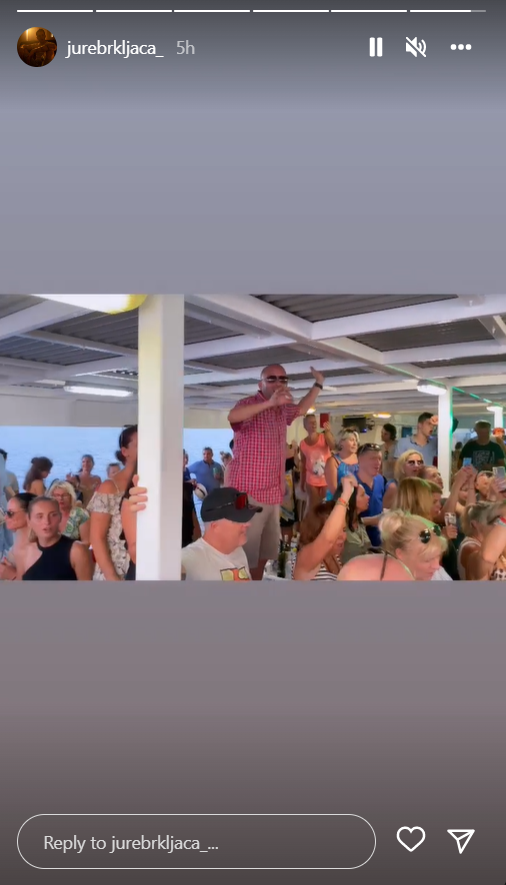 Domaći glazbenici rasplesali su publiku na trajektu za Vela Luku u spomen na velikog Olivera