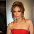 Jennifer Lopez pozirala u haljini golih ramena a fanovi joj jednu stvar zamjerili: Otkad ti piješ?