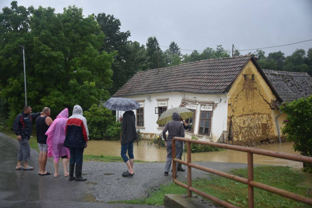 Potop na području Našica, sela i polja pod vodom: 'Starica je dva dana bila zarobljena u kući'