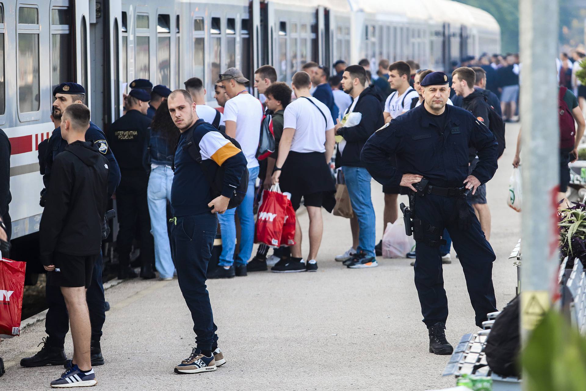 Split: Navijači Hajduka vlakom krenuli na finale Kupa