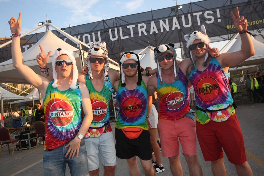 Pila alkohol iz torbe i zaplesala s prijateljicom u tangicama...