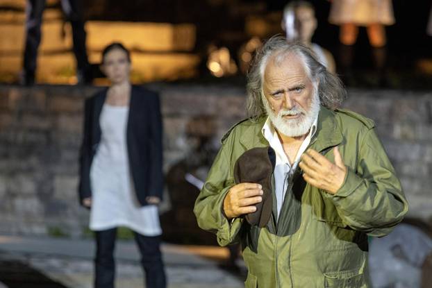 Pula: U Malom rimskom kazalištu odigrana je predstava "Antigona - 2000 godina kasnije"