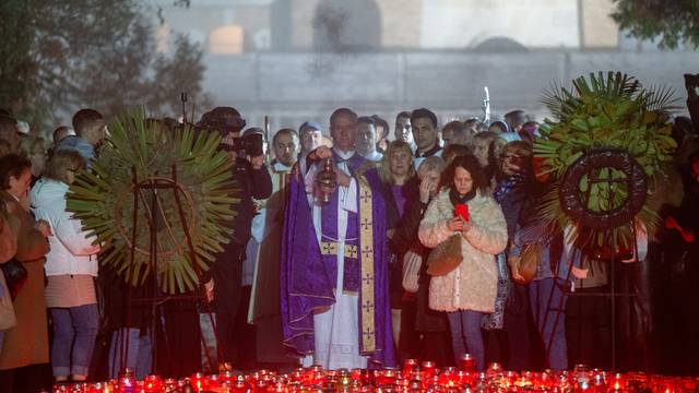 Središnje euharistijsko slavlje i molitva za pokojne na zagrebačkom gradskom groblju Mirogoj