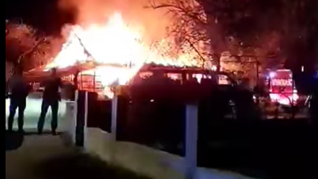 VIDEO Vatra progutala drveni gospodarski objekt u Stubičkoj Slatini: Velika materijalna šteta