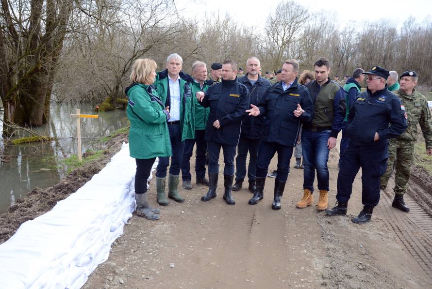 Izlila se Lika i poplavila Kosinj: U Jasenovcu se grade nasipi...