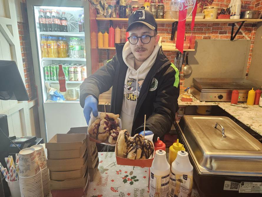 Veliki gastro vodič po Adventu u Zagrebu: Evo gdje pojesti dobre fritule i kobasice i za koji novac