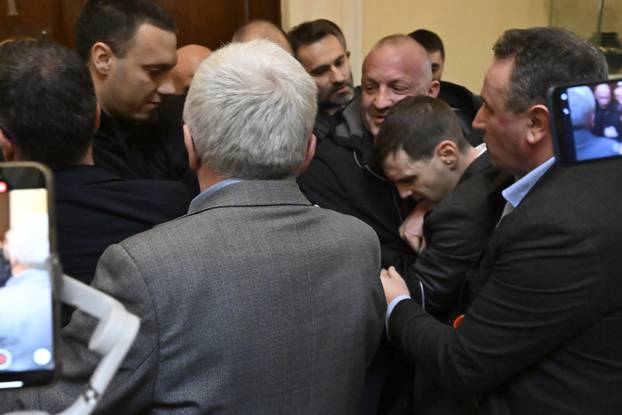 Beograd: Tučnjava u parlamentu, predstavnici opozicije pokušali spriječiti održavanja kolegija