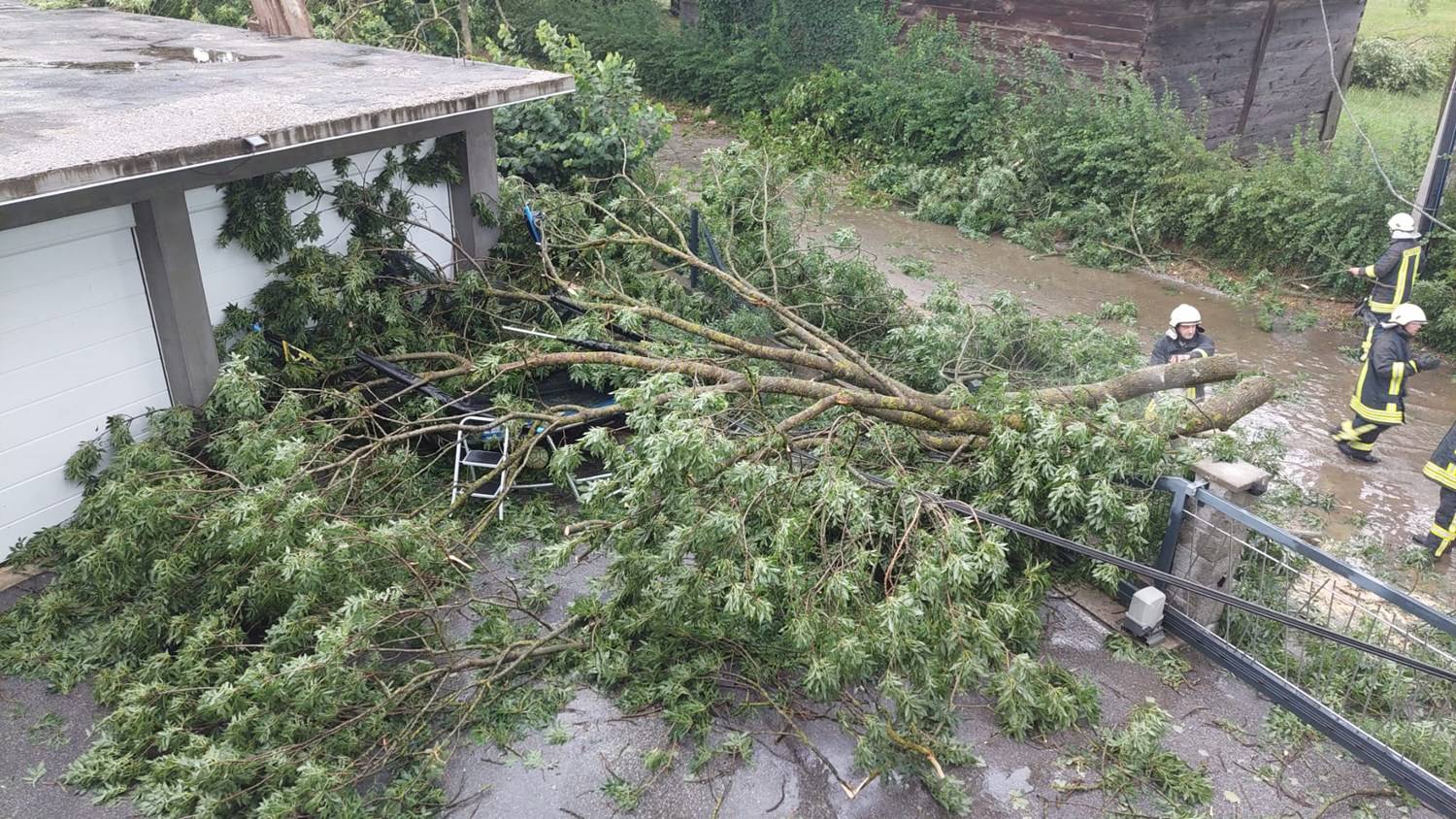 Ovo su posljedice nevremena u Hrvatskoj: Više od 4000 hitnih poziva, 2000 uništenih zgrada