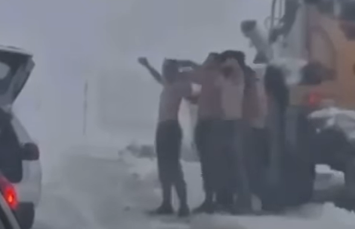 Ne mogu im ništa ni minus ni snijeg: Navijači Hajduka zapeli na cesti pa navijali goli do pasa