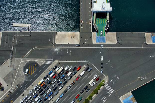 Zadar: Pogled iz zraka na gužvu u trajektnoj luci Gaženica