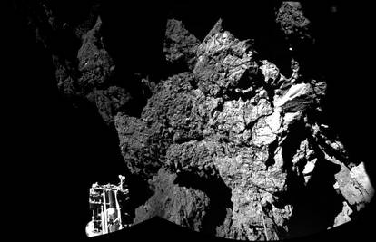 Nakon tvrdog slijetanja, robot Philae poslao fotku s kometa