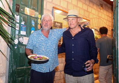 FOTO Holivudski glumac Woody Harrelson sa suprugom došao na Vis: Gledali su njegov film