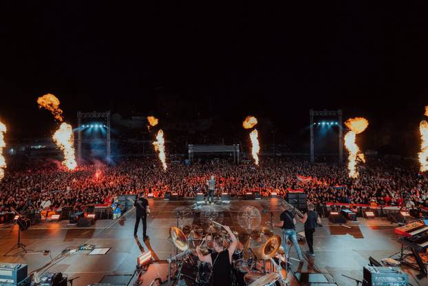 FOTO Thompson nastupio u Imotskom: Evo atmosfere s koncerta na Gospinom docu