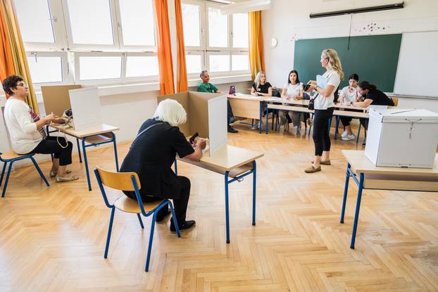 Stobreč: Građani na glasovanju u OŠ Stobreč