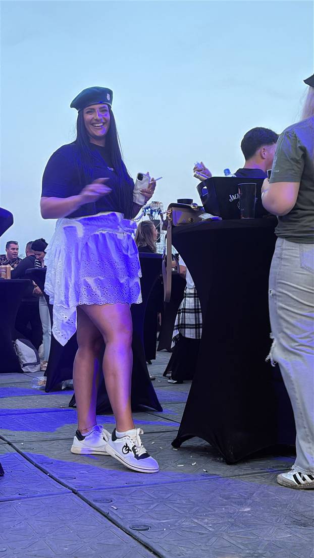 Moda na koncertu Thompsona: Beretke, zastave i crne majice, jedna žena stigla je u štiklama