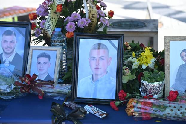 Brojni stanovnici Kočana oplakuju poginule na dan njihova sprovoda