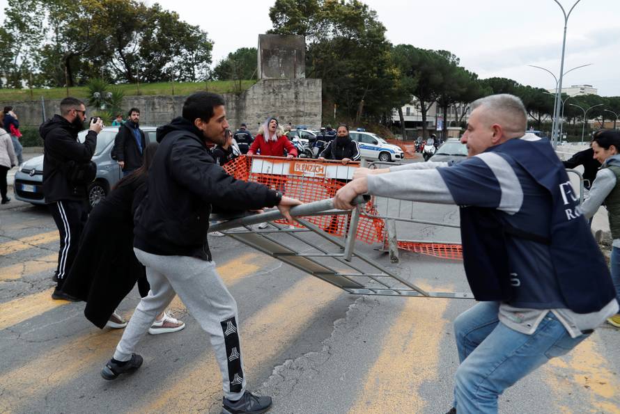 Totalni kaos u Italiji: Ispred zatvora mlate se s policijom