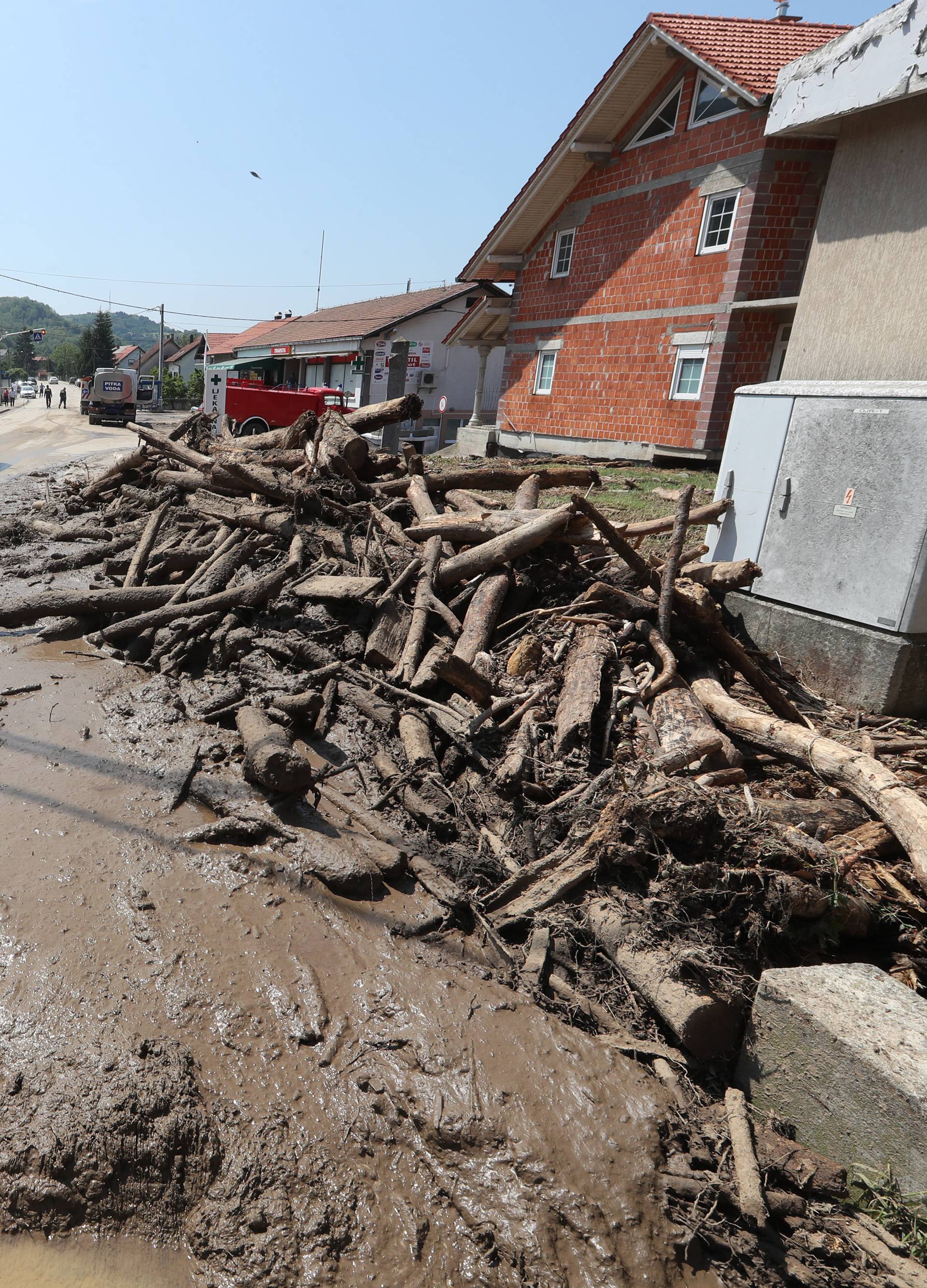 Kaos kod Zaprešića: Poplavile ulice, odron im je ugrozio kuće