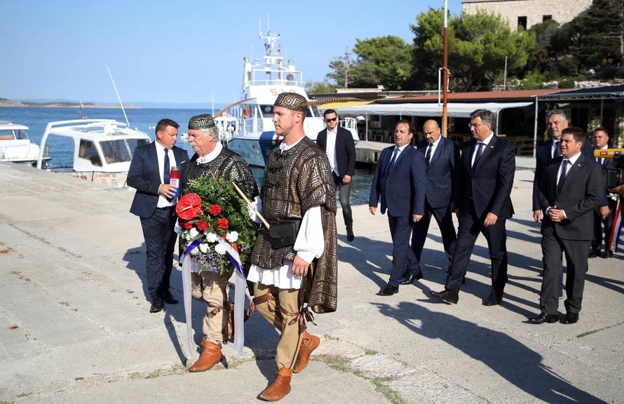 Premijer Plenković na Golom otoku odao počast žrtvama totalitarnih i autoritarnih režima