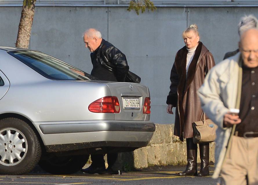 U pratnji pomoćnika: Supruga Vesna posjetila Milana u bolnici