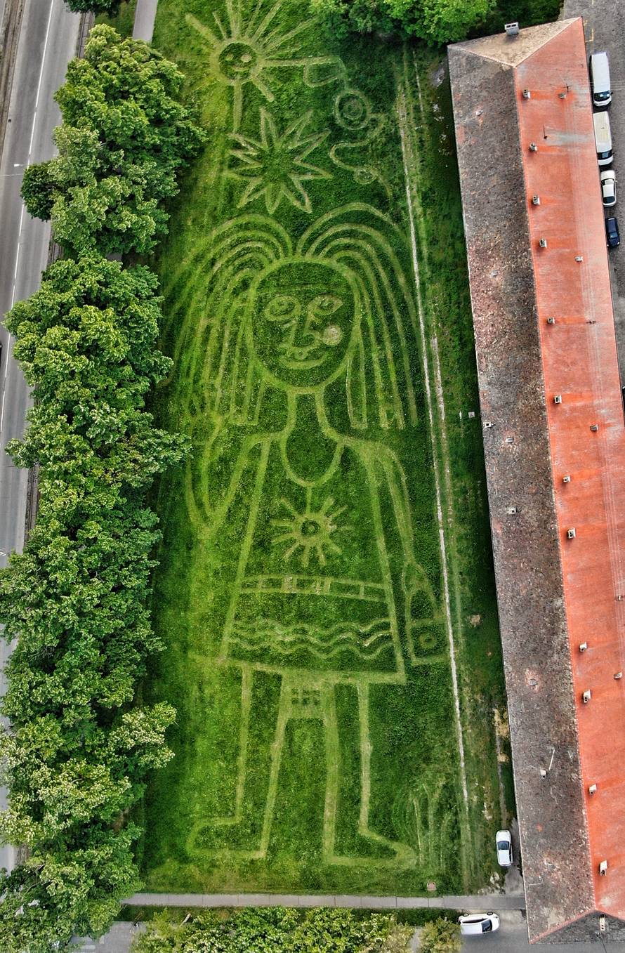 Učenici osječke Primjenjene s kiparom Nikolom Fallerom umjetnički pokosili travnjak