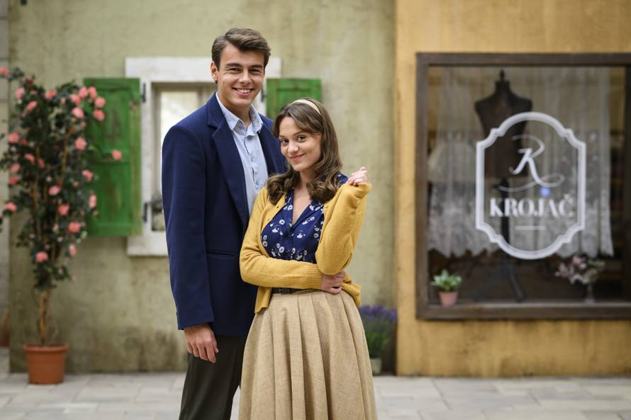 Zagreb, 07.10.2025 - Glumci RTL serije Divlje pcele poziraju na setu u studiju Jadran filma