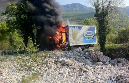 Požar progutao kabinu, vozač kamiona uspio na vrijeme izaći