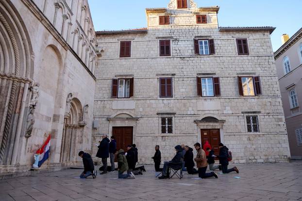 Zadar: Molitelji ispred katedrale sv. Stošije