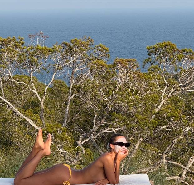 FOTO Britanska 'bomba' uživa na Ibizi: Skinula se u sićušni bikini i raspametila fanove