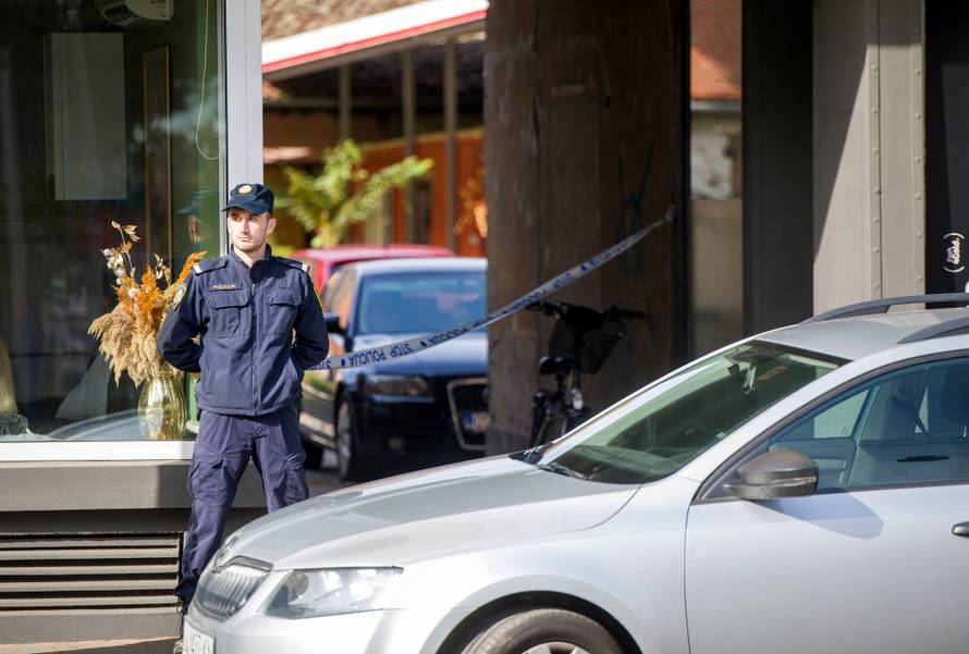 Osijek: Policijski očevid u Županijskoj ulici gdje je pronađeno tijelo muške osobe