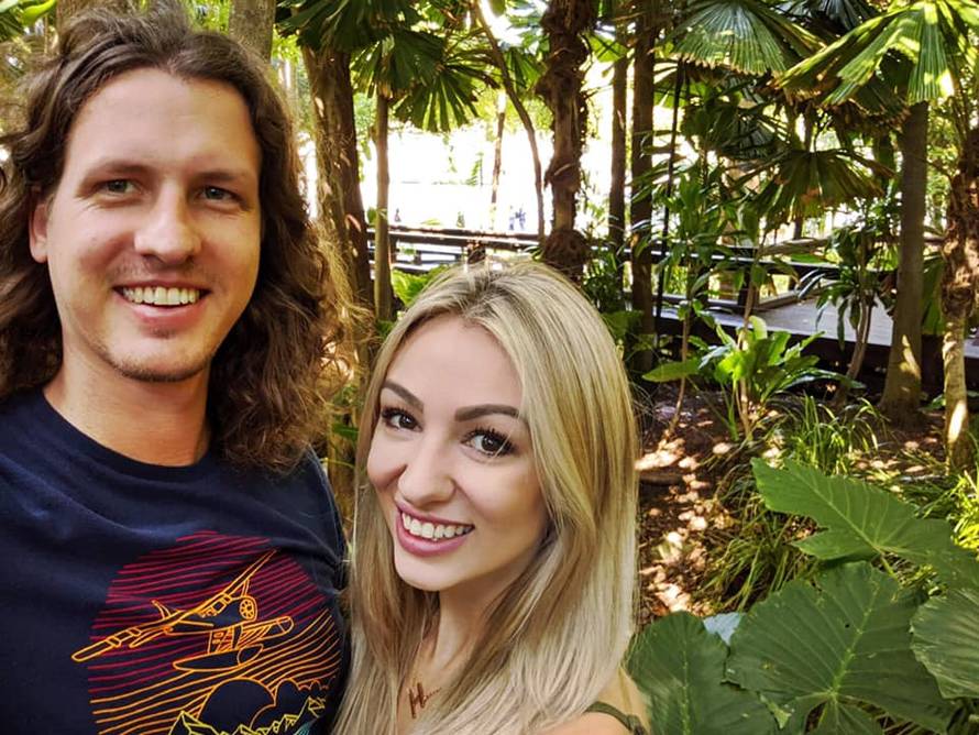 Njima nije dosadno: Dečku radi frizure, on u tome zbilja uživa