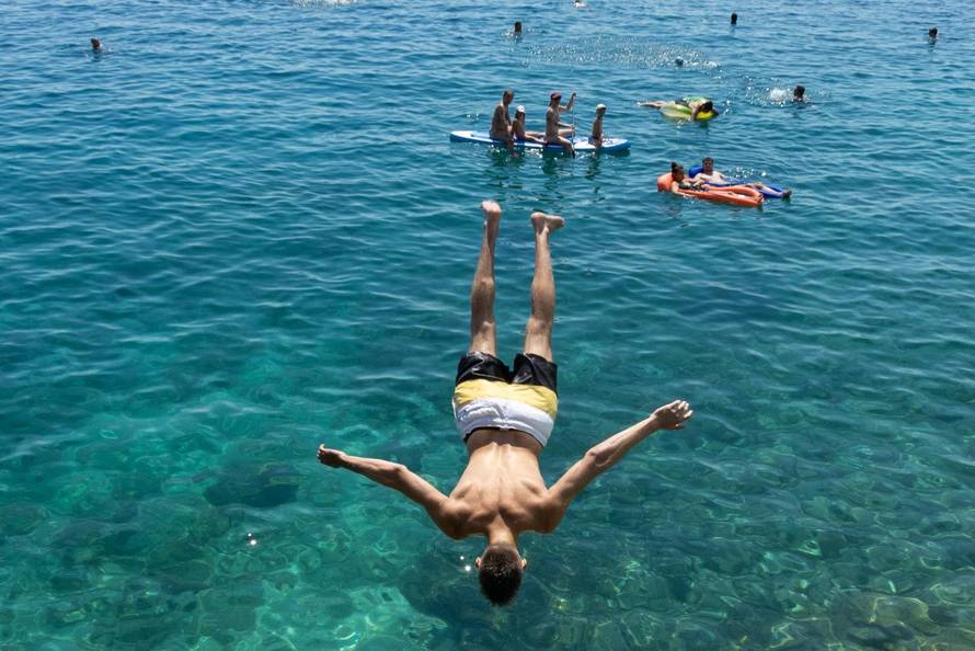 Pula: Havajska plaža na Verudeli raj je za kupače i ljubitelje skokova sa stijena