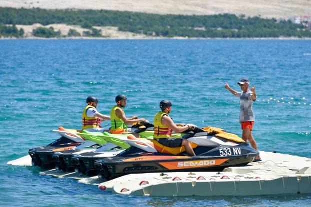 Malobrojni gosti odmaraju se na plaž Zrče