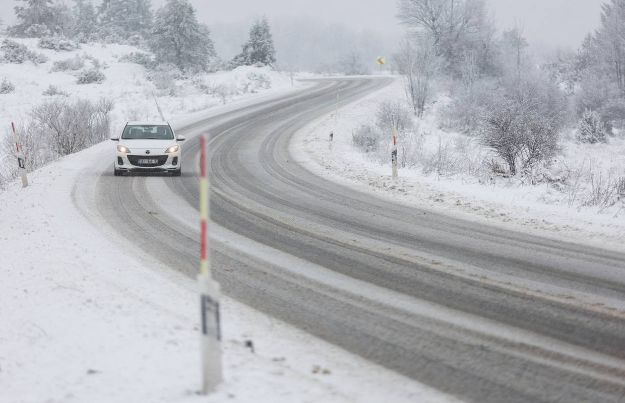 U Lici još pada snijeg, preko Sv. Roka mogu samo automobili