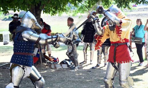 FOTO Teško oklopljeni vitezovi mlatili se mačevima u Sisku