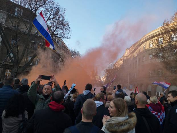 FOTOGALERIJA Ovo su snimke sa velikog prosvjeda protiv Covid mjera u središtu Zagreba...