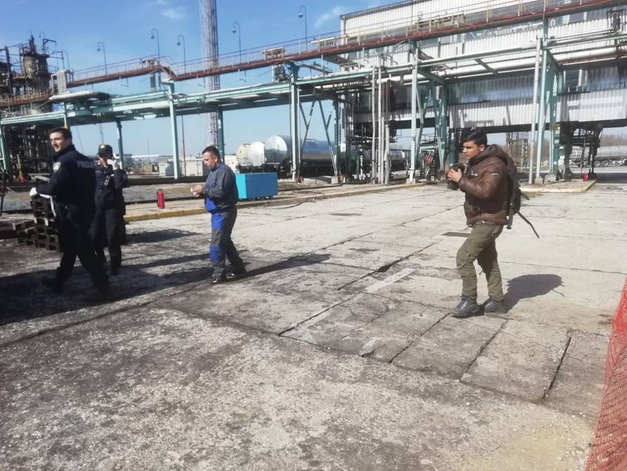 Krenuo puniti cisternu naftom, kad ono - iz nje poiskakali ljudi